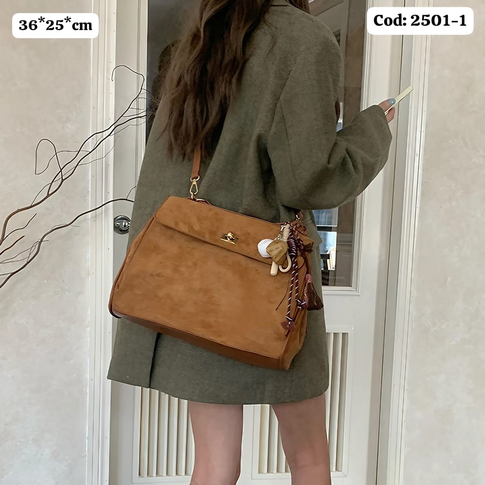 👜 Cartera Gamuzada con Detalles Elegantes